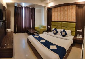 Ένα ή περισσότερα κρεβάτια σε δωμάτιο στο Hotel Krishna