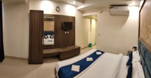 Ένα ή περισσότερα κρεβάτια σε δωμάτιο στο Hotel Krishna