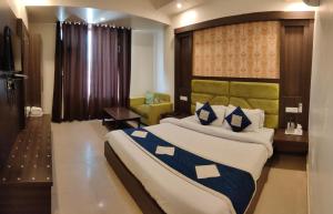 Ένα ή περισσότερα κρεβάτια σε δωμάτιο στο Hotel Krishna