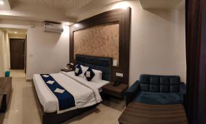 Ένα ή περισσότερα κρεβάτια σε δωμάτιο στο Hotel Krishna