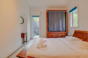 Tempat tidur dalam kamar di "La Petite Maisonnette" au Calme, Proche Plage