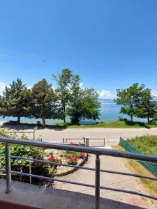 een balkon met uitzicht op het water bij PS Apartments - Peshtani in Peštani