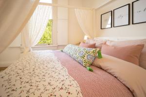 een slaapkamer met een bed en een raam bij Studio Apartment in Central Bath in Bath
