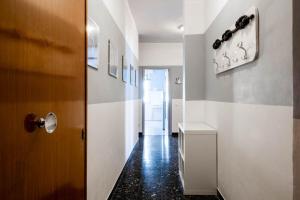 een hal met een deur en een zwarte vloer bij Raffaello House in Sestri Levante