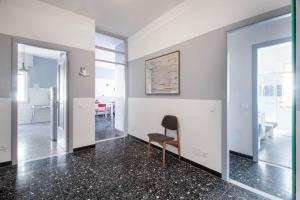 een kamer met een zwarte vloer en een stoel bij Raffaello House in Sestri Levante