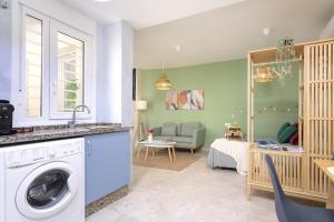 Kuchyňa alebo kuchynka v ubytovaní -MalagaSunApts-Capuchino Studio
