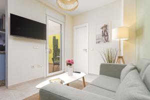 Televízia a/alebo spoločenská miestnosť v ubytovaní -MalagaSunApts-Capuchino Studio