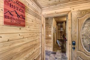 um quarto com uma parede de madeira com uma placa em Gasthaus Breck home em Breckenridge