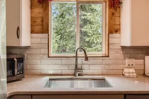 uma cozinha com um lavatório e uma janela em Gasthaus Breck home em Breckenridge