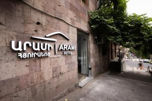 una señal en el lateral de un edificio en Hotel Arami by Downtown en Ereván