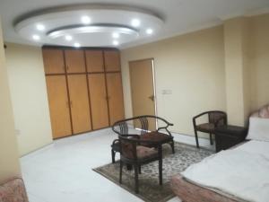 Khu vực ghế ngồi tại Hotel Seven Eleven