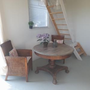 einen Tisch und zwei Stühle in einem Zimmer in der Unterkunft Cosy Cottage 