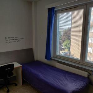 a bedroom with a bed and a window and a desk at Cozy easy-to-stay 2room apartment 1km from Rauma centre in Rauma
