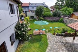 Ein Garten an der Unterkunft Na Letnim byte