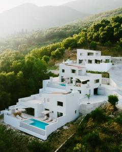 - une vue aérienne sur une maison blanche dans l'établissement Merelia Exclusive Villas, à Parga