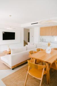 ein Wohnzimmer mit einem weißen Sofa und einem Tisch in der Unterkunft Merelia Exclusive Villas in Parga