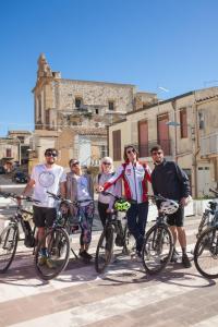 a group of people standing next to their bikes at Alice e la sua casa in Agrigento