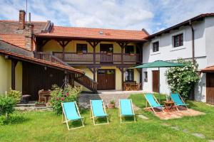 eine Gruppe von Stühlen im Hof eines Hauses in der Unterkunft Na Letnim byte in Kouřim