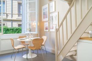 uma sala de jantar com uma mesa e cadeiras e uma escadaria em 2 pièces dans le centre de Beaulieu-sur-Mer , proche de la mer em Beaulieu-sur-Mer