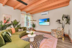 uma sala de estar com um sofá e uma mesa em Goodtime House 5 min to Beach, Pool Coming Sept! em Delray Beach