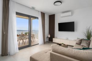 TV a/nebo společenská místnost v ubytování 2-bedroom Villa La Vita with private heated 33sqm pool