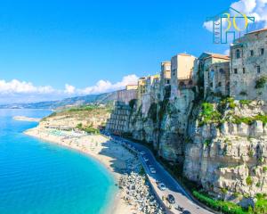 - une vue sur la côte amalfi avec une plage et des bâtiments dans l'établissement CIVICO 30 bis, à Santa Domenica