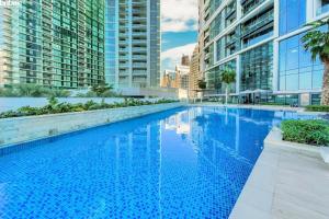 Bazén v ubytování 2 BR High Floor Apartment in Address JBR, Dubai Marina View nebo v jeho okolí