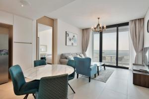 Posezení v ubytování 2 BR High Floor Apartment in Address JBR, Dubai Marina View