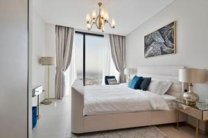 Postel nebo postele na pokoji v ubytování 2 BR High Floor Apartment in Address JBR, Dubai Marina View
