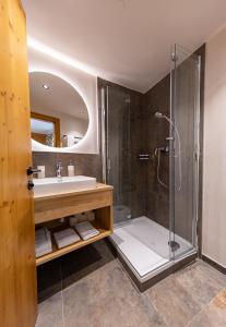 een badkamer met een wastafel en een douche bij Appartements Fürstauer in Saalbach Hinterglemm