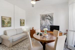 - un salon avec une table et un canapé dans l'établissement Riva Mare 1, à Vado Ligure