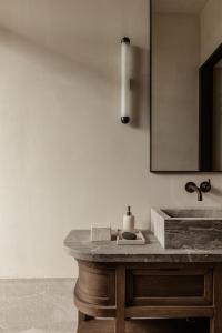 een badkamer met een wastafel en een spiegel bij MANNA in Valtessiniko 