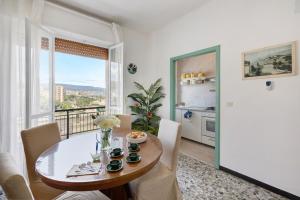 瓦多利古雷的住宿－Riva Mare 1，一间带桌子的用餐室和一个阳台