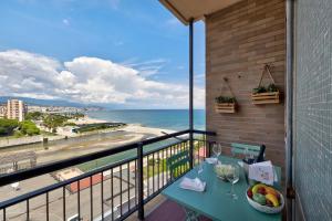 d'un balcon avec une table et une vue sur l'océan. dans l'établissement Riva Mare 1, à Vado Ligure