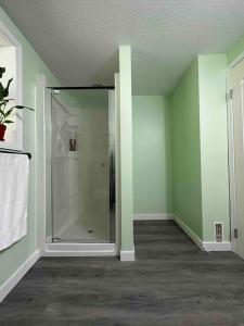une chambre vide avec une salle de bains pourvue d'une douche en verre. dans l'établissement Countryroad Cozy 2 Bedrooms basement suite1, à Nanaimo