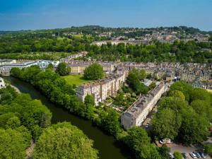 een luchtzicht op de stad Parijs met een rivier bij Studio Apartment in Central Bath in Bath