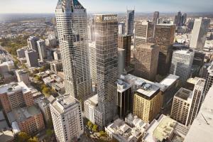 eine Luftansicht einer Stadt mit hohen Gebäuden in der Unterkunft Meriton Suites King Street Melbourne in Melbourne