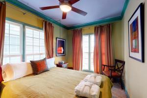 - une chambre avec un grand lit et un ventilateur de plafond dans l'établissement Pavilion Watch #2E, à Folly Beach