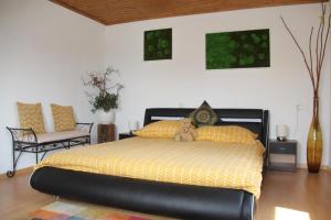 Un dormitorio con una cama con un osito de peluche. en Ferienhaus Kärntnergmiat, en Feldkirchen in Kärnten