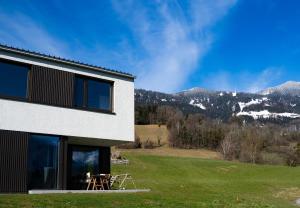 ein Haus mit Bergblick in der Unterkunft Ferienhaus Röns in Röns