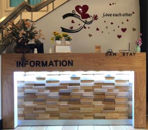 een toegang tot een winkel met een bord dat de intentie leest bij Dam Stay Jeju in Jeju-stad
