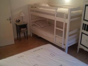 1 dormitorio con 2 literas y escritorio en Maison Cucq-Stella Plage, 3 pièces, 6 personnes - FR-1-236-76, en Stella-Plage