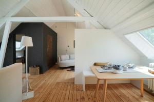 uma sala de estar com uma mesa e um sofá em Battre d'eau, verborgen b&b aan het water em Diksmuide