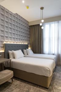 Säng eller sängar i ett rum på Mornington Victor Hotel London Belgravia