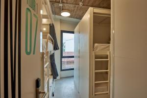 Palanda nebo palandy na pokoji v ubytování Hostelfly