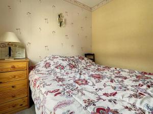 - une chambre dotée d'un lit avec un couvre-lit floral dans l'établissement Appartement Cucq-Stella Plage, 2 pièces, 4 personnes - FR-1-236-64, à Stella-Plage