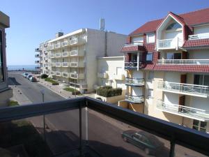 - une vue depuis le balcon d'un bâtiment dans l'établissement Appartement Cucq-Stella Plage, 2 pièces, 4 personnes - FR-1-236-64, à Stella-Plage