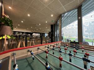 - un groupe de légumineuses jouant au bowling dans l'établissement Campanile Lyon Centre Part-Dieu, à Lyon