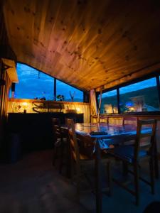 una sala da pranzo con tavolo e sedie in legno di Maison au pied du pic du Midi a Campan