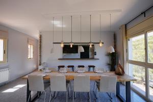 Televízia a/alebo spoločenská miestnosť v ubytovaní Villa Treehouse by Alvent Holidays